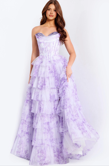 Vestido de fiesta de corte princesa en línea A con volantes, escote corazón, sin tirantes, espalda con cremallera y hasta el suelo