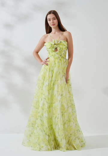 Romántico vestido de fiesta de gasa con escote corazón, tirantes finos y largo hasta el suelo.