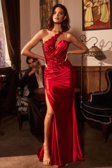 Vestido de fiesta de raso tipo sirena con un solo hombro, apliques florales de cuentas, fruncido, abertura alta y cola.