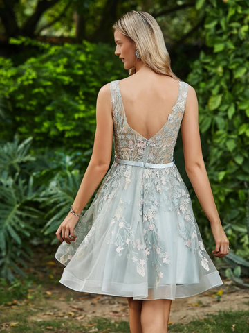 Minivestido de tul con bordado floral Dusty Sage - Vestido de cóctel y regreso a casa sin mangas con escote ilusión transparente y cinturón de satén
