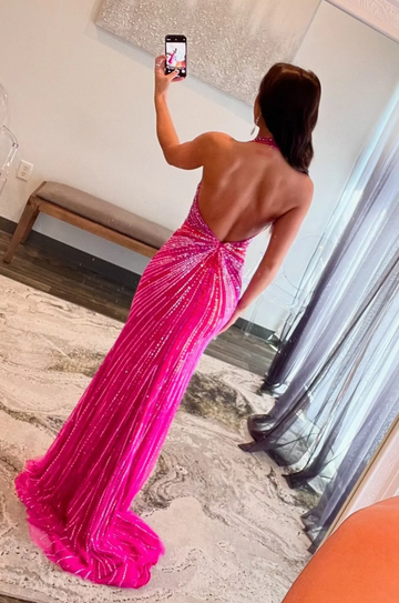 Elegante Vestido de Noche de Sirena Rosa Fuerte con Purpurina, Cuello Halter, Cuentas y Abertura Alta para Fiesta de Graduación