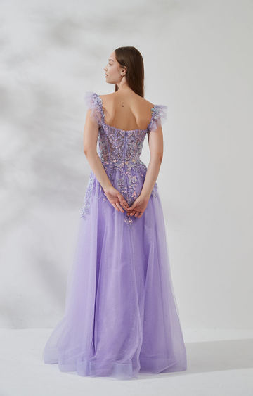Romántico vestido de fiesta corte princesa con escote corazón, tirantes con volantes, encaje, lentejuelas, espalda descubierta y largo hasta el suelo para prom.