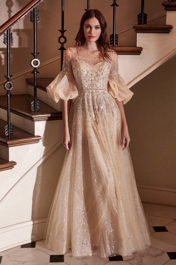 Vestido de noche formal línea A de tul con mangas abullonadas y abalorios color champán y cuello alto transparente