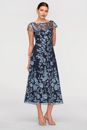 Vestido Midi Acampanado de Malla con Bordado Floral, Cuello Barco y Manga Corta