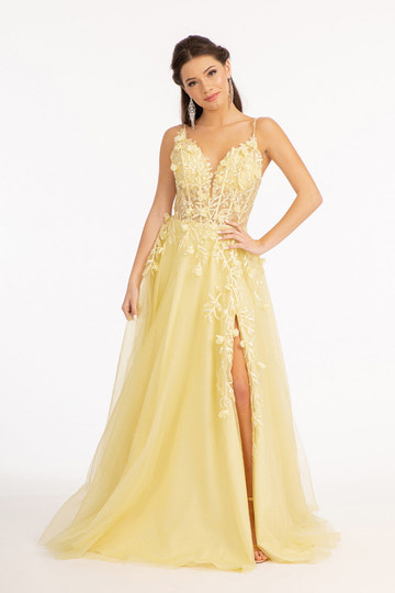 Vestido largo de fiesta y para invitadas a boda, de tul con purpurina fucsia, corte A, tirantes finos, escote en V, apliques florales 3D y abertura alta.