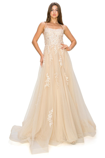Vestido de gala línea A de tul color champán con tirantes, escote cuadrado y bordado de cuentas, ideal para fiesta de graduación o invitada de boda