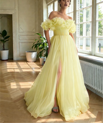 Vestido de Noche con Hombros Descubiertos, Volantes Escalados, Corsé, Capa Transparente y Abertura Lateral