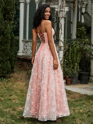 Vestido de tul sirena con tirantes finos, apliques florales 3D y corpiño transparente, ideal para fiesta de graduación o invitada de boda