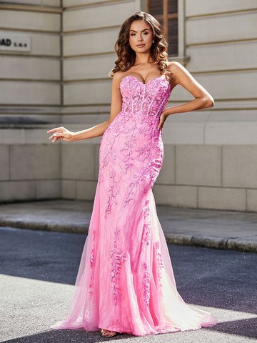 Vestido de gala sirena de encaje rosa palo, escote corazón sin tirantes, corpiño corsé transparente, apliques florales 3D, ideal para fiestas de graduación y bodas.