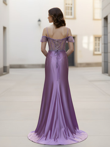 Vestido de noche sirena de satén con hombros descubiertos, corpiño tipo corsé ilusión con pedrería y abertura alta en el muslo, perfecto para graduaciones y eventos de alfombra roja