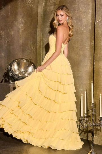 Vestido de gala de chifón con corte en A, cuentas, volantes, sin tirantes y abertura asimétrica