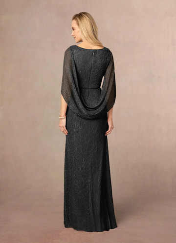 Elegante vestido de noche largo plisado con textura metálica, mangas tipo capa, para la madre de la novia