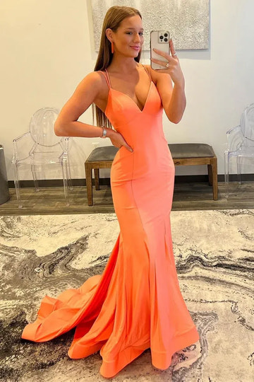 Vestido de fiesta sirena de satén coral con tirantes finos y espalda descubierta