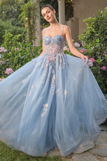 Elegante vestido de fiesta formal largo hasta el suelo de tul bordado con tirantes finos y corte en A