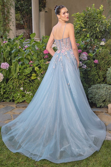 Elegante vestido de fiesta formal largo hasta el suelo de tul bordado con tirantes finos y corte en A