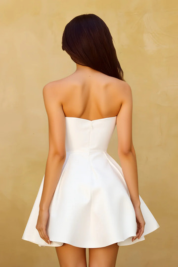Elegante vestido de satén corto sin tirantes con lazo para regreso a casa