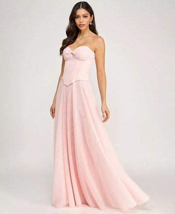 Elegante vestido largo de fiesta de satén y tul con línea A, sin tirantes, con corsé y lazo.