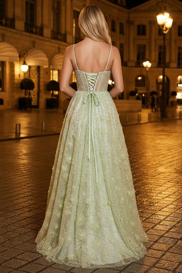 Elegante vestido de noche largo de tul con escote corazón, bordado floral, corsé y cuentas.