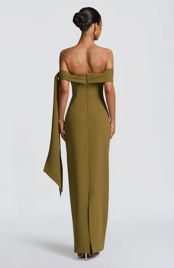 Elegante Vestido de Noche Largo de Crepé con Hombros Descubiertos y Lazo
