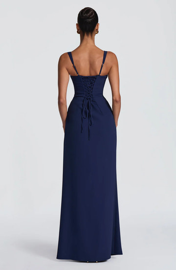 Elegante vestido de noche largo de gasa con cuello cuadrado y abertura