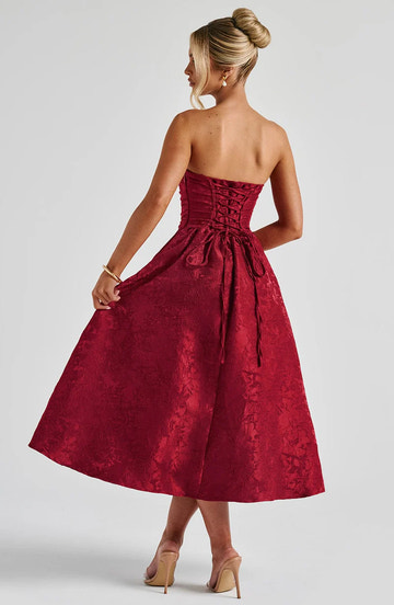 Elegante vestido de cóctel acampanado sin tirantes de jacquard ajustado con corsé y de noche midi