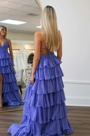 Elegante Vestido de Fiesta Largo Morado con Tirantes Delgados, sin Espalda y con Volantes Escalonados