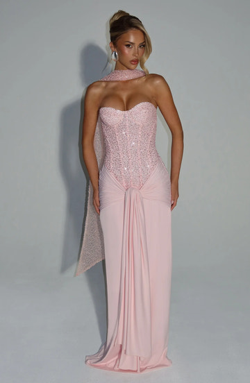 Vestido de fiesta largo de sirena glamuroso con escote corazón, abalorios y bufanda