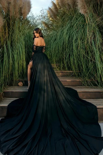 Elegante Vestido de Fiesta Largo con Abertura Alta, Hombros Descubiertos y Manga Larga de Encaje Negro
