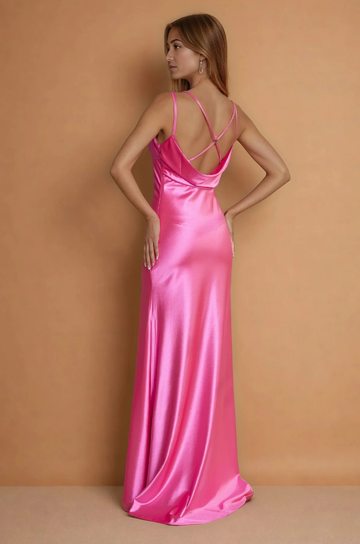 Elegante vestido de fiesta de satén con silueta de sirena, escote corazón, detalle de roseta y espalda drapeada, tipo maxi vestido de gala