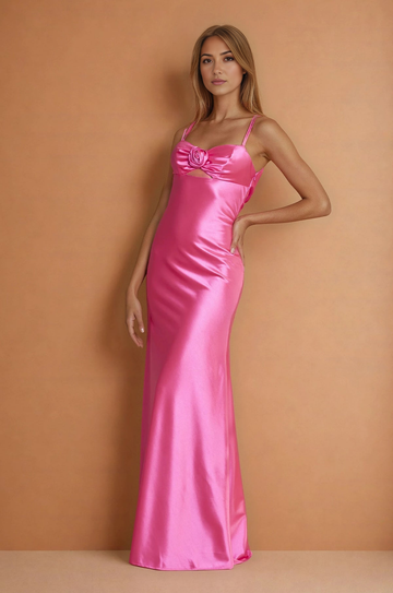 Elegante vestido de fiesta de satén con silueta de sirena, escote corazón, detalle de roseta y espalda drapeada, tipo maxi vestido de gala