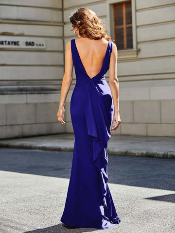 Vestido de dama de honor largo hasta el suelo de raso con cuello desbocado, tirantes finos y espalda cruzada