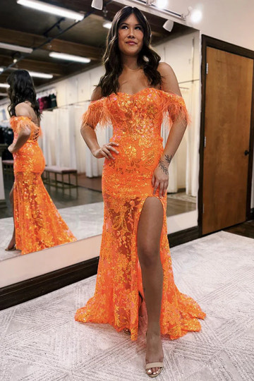 Encantador vestido de fiesta largo de encaje con lentejuelas, hombros descubiertos y mangas de plumas de sirena