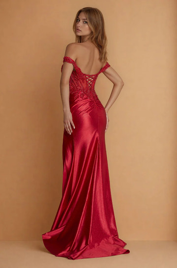 Vestido de gala sirena de satén con hombros descubiertos, corsé con pedrería y abertura alta