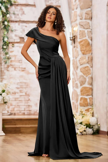 Vestido de gala de satén con drapeado, cola, corte de sirena y abertura en un hombro
