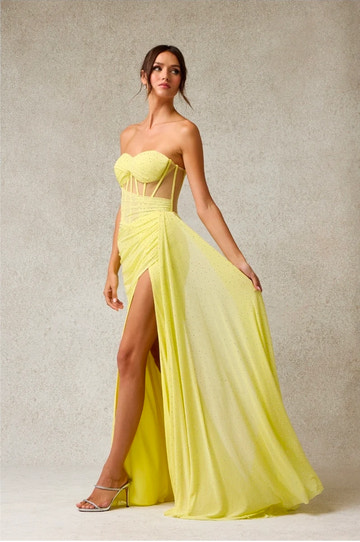 Vestido de fiesta largo sin tirantes con corsé de malla y aberturas, adornado con pedrería