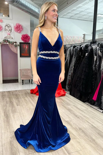 Vestido de fiesta largo sin mangas con cuello de pico, espalda descubierta y cola de sirena con adornos de pedrería