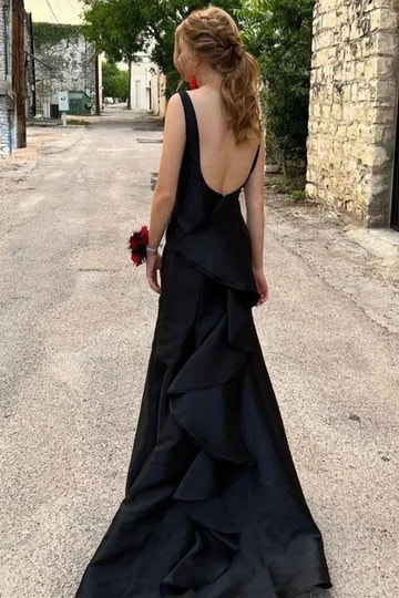 Vestido de noche largo de satén corte sirena con cuello en V, sin mangas, sin espalda y con volantes