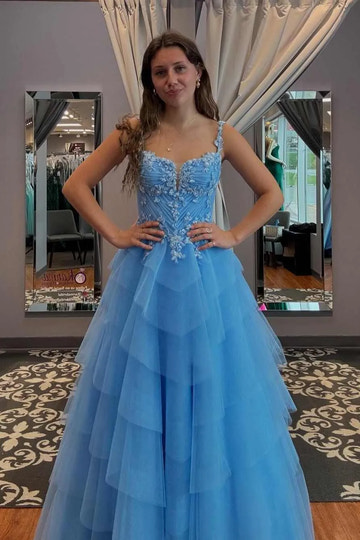 Vestido de fiesta maxi azul cielo con tirantes finos, escote corazón, flores 3D y espalda con cordones