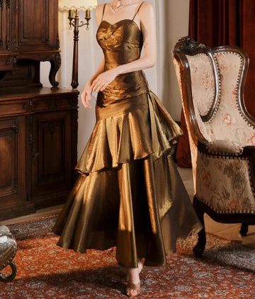 Vestido de fiesta largo de satén corte sirena escote corazón entallado con capas