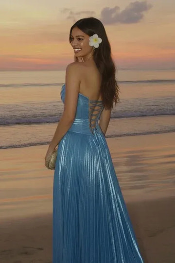 Impresionante vestido de noche largo metalizado con corsé, cuello vuelto y pliegues, corte en A