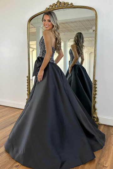 Vestido de noche largo de satén sin tirantes con corte en A, lazo grande en la cintura y escote corazón, adornado con cuentas, ideal para fiesta de graduación