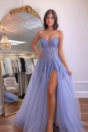 Vestido largo de fiesta de tul con escote corazón, corte en A, sin tirantes, pedrería, corpiño de corsé y abertura alta