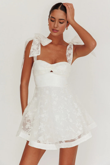 Minivestido de organza con estampado floral, escote corazón y tirantes de lazo para regreso a casa