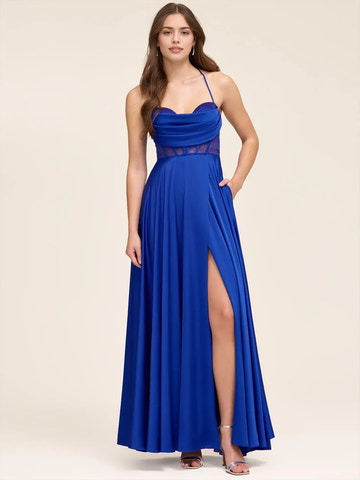 Vestido de fiesta con escote halter en A, cuello vuelto, espalda con cordones y abertura.