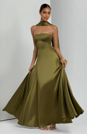 Elegante Vestido de Noche Largo de Satén Ajustado sin Tirantes con Pañuelo