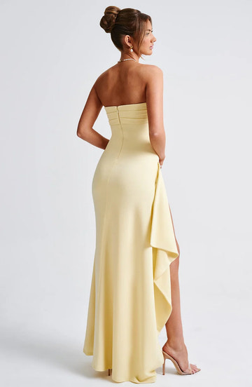 Vestido de noche largo ajustado sin tirantes de crepé con volantes y abertura alta