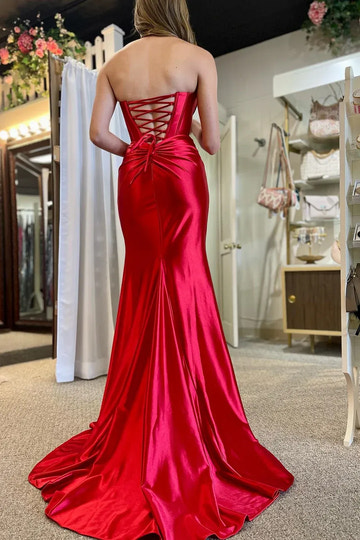 Glamuroso vestido de noche sirena sin tirantes de raso rojo con corsé y abertura alta