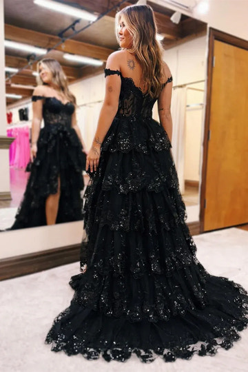 Vestido de fiesta gótico negro de encaje con hombros descubiertos, volantes escalonados y abertura alta