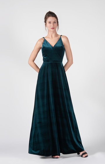 Elegante vestido de noche largo sin mangas con cuello de pico, corte en A y espalda abierta