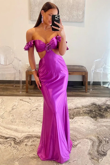 Vestido de gala de satén morado vibrante con hombros descubiertos, aberturas y corte de sirena